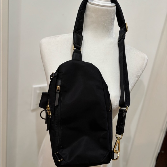 TUMI crossbody sling travel bag Great condition Black gold trim no odors/ tears - Picture 6 of 13